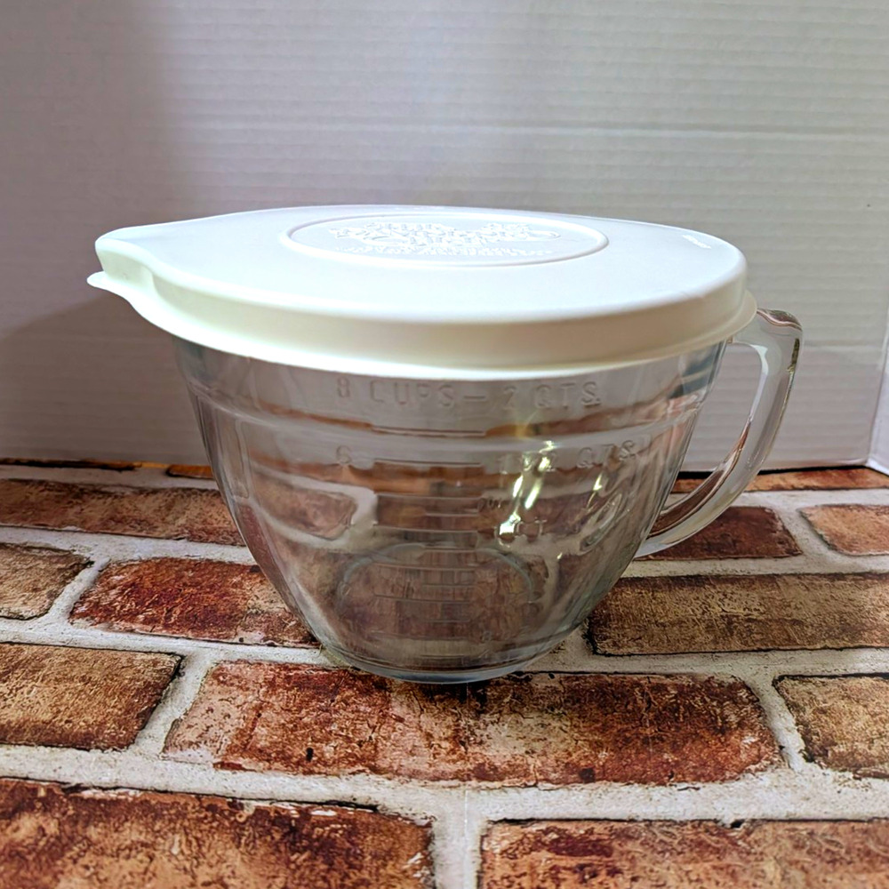 The Pampered Chef 8-Cup 2 Qt Glass Measuring Bowl w/ Markings, Pour Spout & Lid